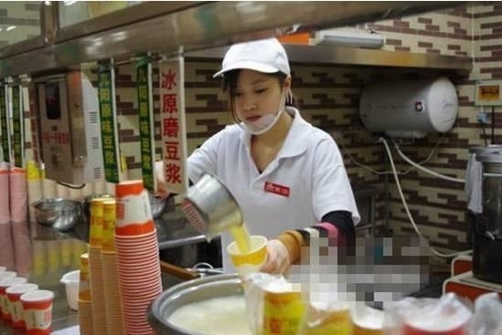 華中科技大學武昌分校的貼吧中，關于該校西區(qū)食堂一樓豆?jié){店的一位女店員的討論帖十分火爆，學子稱她“比豆?jié){還白”“極品妹子”，甚至贊她是“豆?jié){西施”，清純程度不亞于“奶茶妹妹”。