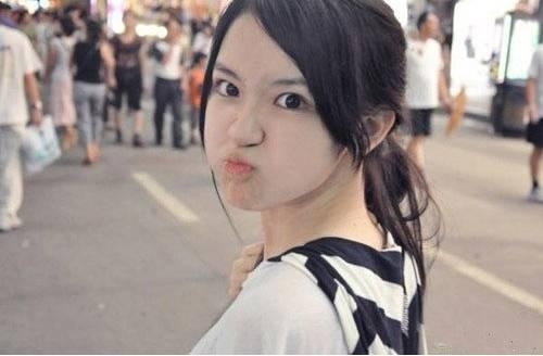 自稱“廈門外國語學(xué)院?；ā钡呐绥嫱瑢W(xué)，直接打出了“用其可愛清麗的容貌氣質(zhì)挑戰(zhàn)奶茶妹妹”的口號(hào)，一時(shí)間，這一組所謂的“廈門外國語學(xué)院?；ㄅ绥妗钡恼掌诰W(wǎng)絡(luò)躥紅，許多微博轉(zhuǎn)載，引發(fā)了眾多網(wǎng)友的圍觀與熱議。