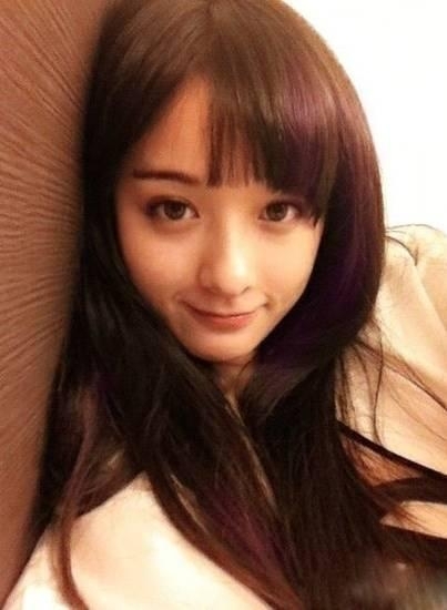 成都大學(xué)?；?，人人上一組照片被網(wǎng)友瘋傳走紅網(wǎng)絡(luò)，繼后參加快樂女聲，麥克達(dá)人甜蜜派歌唱比賽，2009年快樂女聲四川直通區(qū)50強(qiáng)。被著名音樂人朱樺譽(yù)為：“弱小身軀，卻又有令人動容的唱功”公主小環(huán)的女歌手。