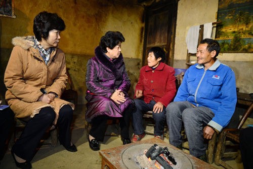 1月16日，全國人大常委會副委員長、全國婦聯(lián)主席陳至立，全國婦聯(lián)副主席、書記處書記陳秀榕來到湖北恩施三岔鄉(xiāng)三元壩村，看望慰問貧困婦女李菊玲一家，詳細(xì)了解其生產(chǎn)、生活情況。(楊慧峰/攝)