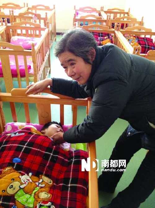   ●1月24日，周鳳桂到南陽市兒童福利院看望被領(lǐng)走的病殘兒。