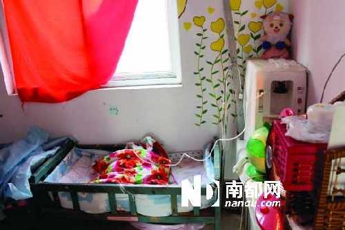  ●平頂山“愛之家”孤兒收養(yǎng)點，一名先天肺發(fā)育不良的男嬰正在吸氧。負(fù)責(zé)人朱智紅一直擔(dān)心這里