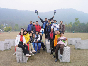 　　高一時，全班去太子灣公園玩。右二穿著黃色衣服的是張京。左上中間穿著黑衣服的女孩是也進了外交部的趙婷，圍紅色格子圍巾的是胡躍波老師。圖片由胡躍波老師提供src=