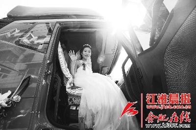 看著獨(dú)特的婚禮，新娘的笑容很燦爛。