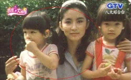 青霞手里抱著兩個小女孩，而左手邊那個4歲的小女孩就是徐若瑄。圖／翻攝網(wǎng)絡(luò)