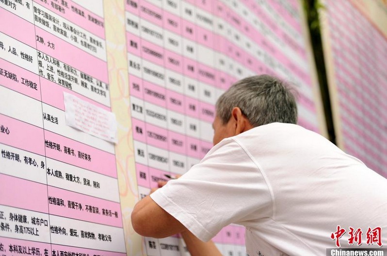 市場(chǎng)化，讓待婚青年的信息，在公開環(huán)境赤裸裸地被挑選、評(píng)判。目前，上海人民公園“生意紅火”，每周末的家長(zhǎng)都超過500人。在杭州的萬松書院、黃龍洞公園相親會(huì)上，相親者也摩肩接踵。一位媽媽說，相親角里有一個(gè)潛在的市場(chǎng)價(jià)格。男的必須要有兩室一廳、最好位于市中心；不能和父母住在一起；房產(chǎn)名字必須是本人；工資每月8000元以上。只有具備了這些條件，才能到人民公園來找女朋友。