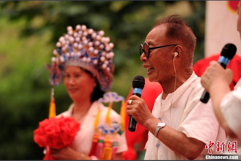 那么，“不肯吃虧”的相親角就是丑惡的嗎？實(shí)際上，相親角的擇偶標(biāo)準(zhǔn)，正是當(dāng)下中國(guó)社會(huì)轉(zhuǎn)型期的一面鏡子?！皝淼竭@里的，都是沒有選擇的選擇?！毖芯繂T孫沛東說。