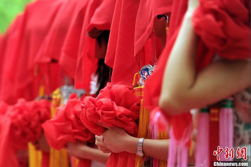 在相親角，情感被市場化和商業(yè)化的文化所滲透，導(dǎo)致了異化。愛、情、美被標(biāo)了價，人的價值被分割成若干內(nèi)容和等級，失去了人作為一個整體的意義。相親對象之間的明爭暗斗，一次次‘探底’的企圖和嘗試，也讓真正具有情感內(nèi)容的過程被舍棄了。