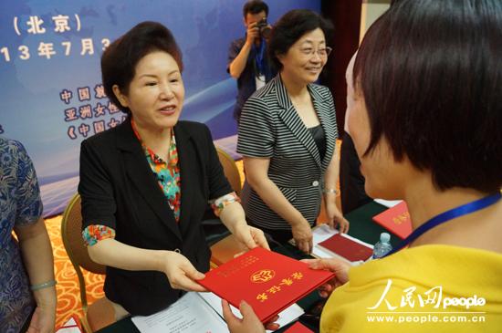 全國(guó)婦聯(lián)黨組副書記、副主席、書記處書記孟曉駟為獲獎(jiǎng)?wù)哳C發(fā)榮譽(yù)證書