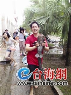 同學(xué)們，抓魚了 圖片來(lái)自網(wǎng)友微博