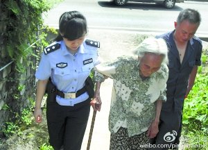 民警將吳婆婆送回家。 警方供圖