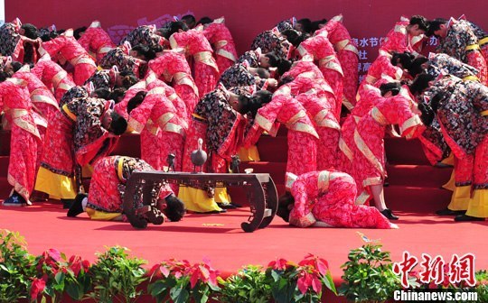 9月1日，一場別開生面的“重溫漢唐風(fēng)”漢式集體婚禮在泉城濟(jì)南舉行，72名新人身著傳統(tǒng)漢服喜結(jié)良緣，并在許愿墻上許下“千年共枕眠，一世永相愛”心愿。圖為新人解纓結(jié)發(fā)。中新社發(fā) 張勇 攝