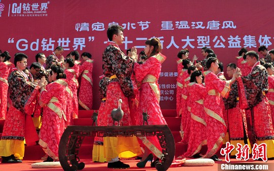 9月1日，一場別開生面的“重溫漢唐風”漢式集體婚禮在泉城濟南舉行，72名新人身著傳統(tǒng)漢服喜結(jié)良緣，并在許愿墻上許下“千年共枕眠，一世永相愛”心愿。圖為新人解纓結(jié)發(fā)。中新社發(fā) 張勇 攝