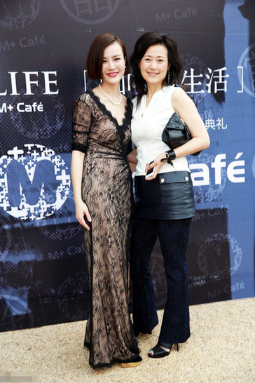 丁瑋為前貴州貪官閻建宏的兒媳婦，東窗事發(fā)時攜巨額遠逃美國創(chuàng)立珠寶品牌歐致寶，與薛蠻子在美國相識，后嫁予薛蠻子，成為薛蠻子的第二任妻子。