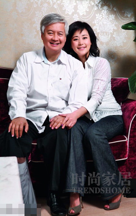 龍虎娛樂訊 丁瑋為前貴州貪官閻建宏的兒媳婦，東窗事發(fā)時攜巨額遠逃美國創(chuàng)立珠寶品牌歐致寶，與薛蠻子在美國相識，后嫁予薛蠻子，成為薛蠻子的第二任妻子。