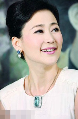 丁瑋為前貴州貪官閻建宏的兒媳婦，東窗事發(fā)時(shí)攜巨額遠(yuǎn)逃美國創(chuàng)立珠寶品牌歐致寶，與薛蠻子在美國相識，后嫁予薛蠻子，成為薛蠻子的第二任妻子。