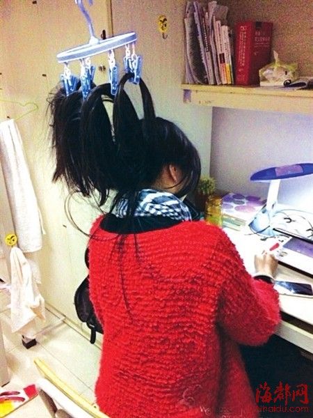 農(nóng)大女生“吊發(fā)苦讀”，備戰(zhàn)期末考試