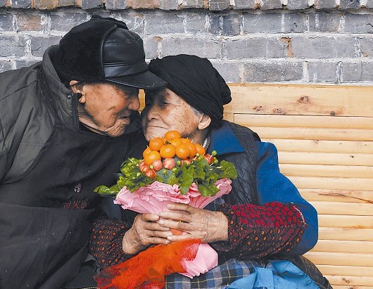 103歲的吳從漢和105歲的妻子吳宋氏說悄悄話。