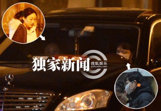 說到王力宏，不得不提李云迪。而李云迪的戀情也處在穩(wěn)定甜蜜狀態(tài)。李云迪與王力宏同天公布女友被傳為佳話，可歌可泣的是兩人的女友是校友，好神奇。李云迪宣稱女友田霏畢業(yè)于哥倫比亞大學(xué)，但網(wǎng)友發(fā)現(xiàn)田霏所在巴納德學(xué)院是三流學(xué)校。