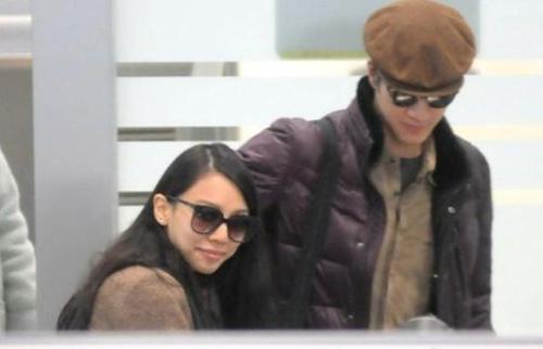 王力宏自從自曝結(jié)婚之后，真是與小嬌妻寸步不離，到哪都把老婆帶在身邊，“二嫂”李靚蕾也總是亦步亦趨，跟隨左右。