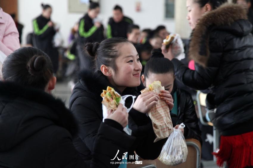 2014年2月17日，山東濱州，背著大包小包的藝考考生在濱州學(xué)院報(bào)名點(diǎn)候考。