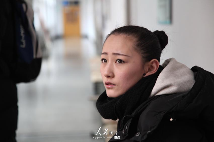 2014年2月17日，山東濱州，背著大包小包的藝考考生在濱州學(xué)院報(bào)名點(diǎn)候考。