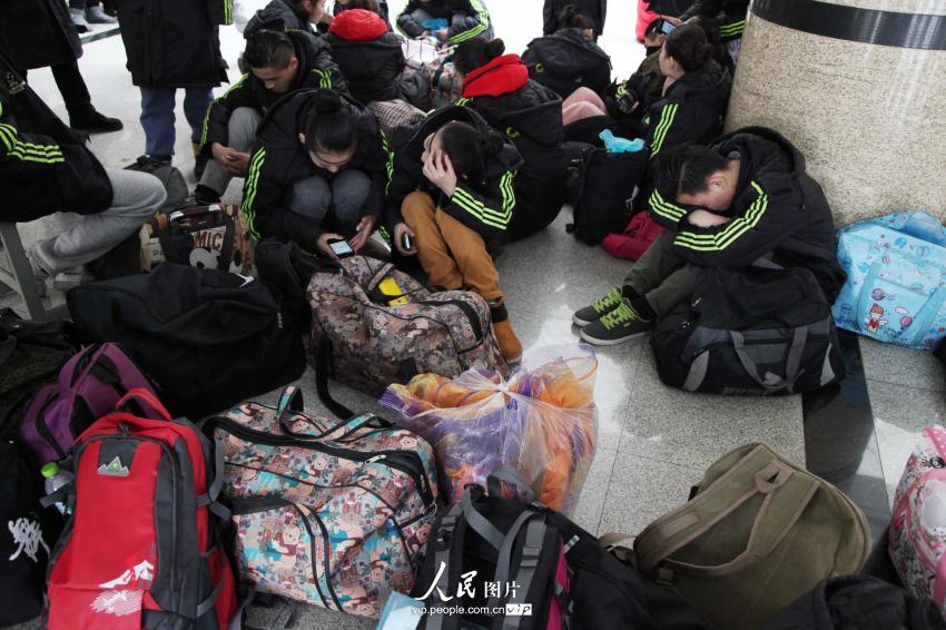2014年2月17日，山東濱州，背著大包小包的藝考考生在濱州學(xué)院報(bào)名點(diǎn)候考。