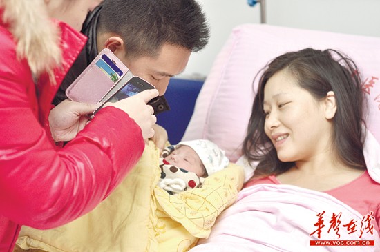2月26日，雷超超順利生下一子，親人第一時(shí)間拍下合影，隨后她傳上微博與粉絲分享喜悅。記者唐俊攝