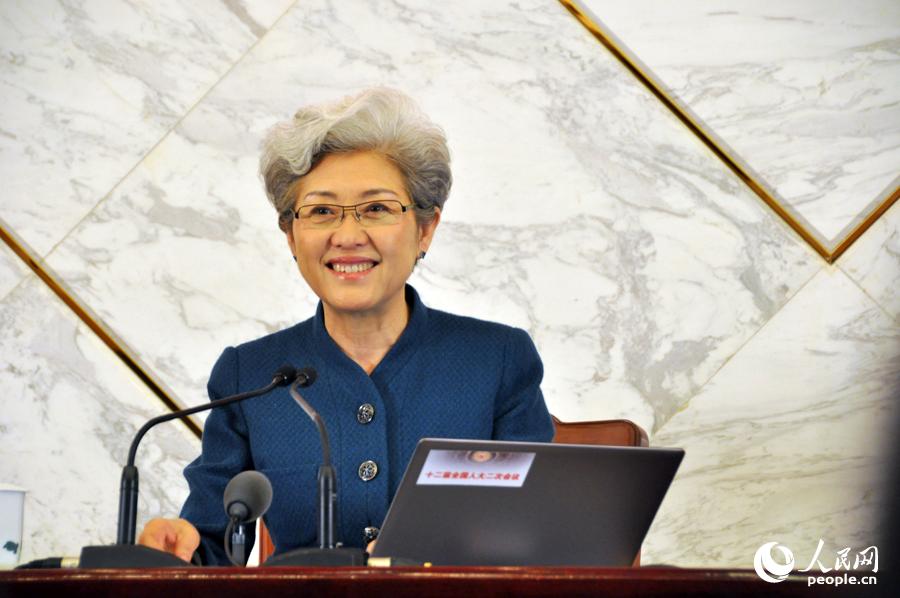 全國人大會議女發(fā)言人傅瑩。人民網(wǎng)記者 于凱 攝影