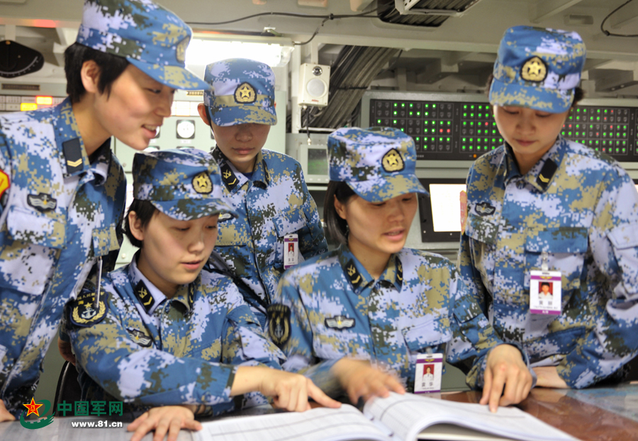 遼寧艦女艦員共同學(xué)習(xí)專業(yè)知識。本網(wǎng)通訊員 王松岐 攝