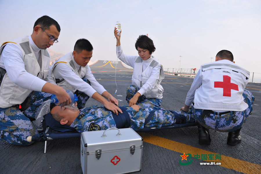 遼寧艦女艦員任穎琦參加戰(zhàn)傷救護(hù)演練。本網(wǎng)通訊員 張凱 攝