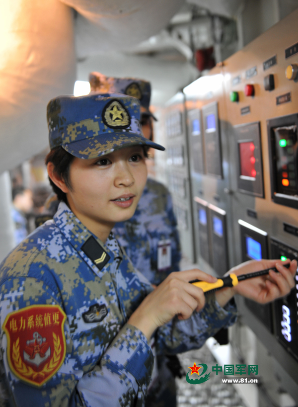 電工女艦員檢查設(shè)備。本網(wǎng)通訊員 王松岐 攝