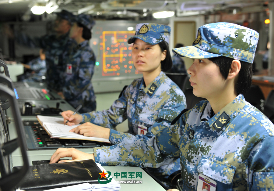 女艦員在機(jī)電集控室里值班。本網(wǎng)通訊員 王松岐 攝