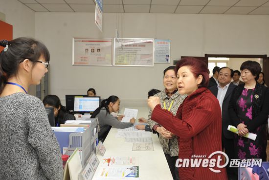 孟曉駟了解社區(qū)“婦女之家”工作的創(chuàng)建情況。