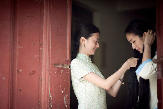 ?；ó厴I(yè)照顯民國(guó)范兒 復(fù)古長(zhǎng)裙麻花辮(圖)