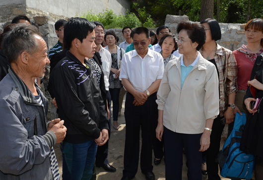 宋秀巖在白石口村深入農(nóng)戶慰問貧困兒童，了解孩子學(xué)習(xí)生活情況，鼓勵(lì)孩子自強(qiáng)奮進(jìn)。記者 徐建軍 攝