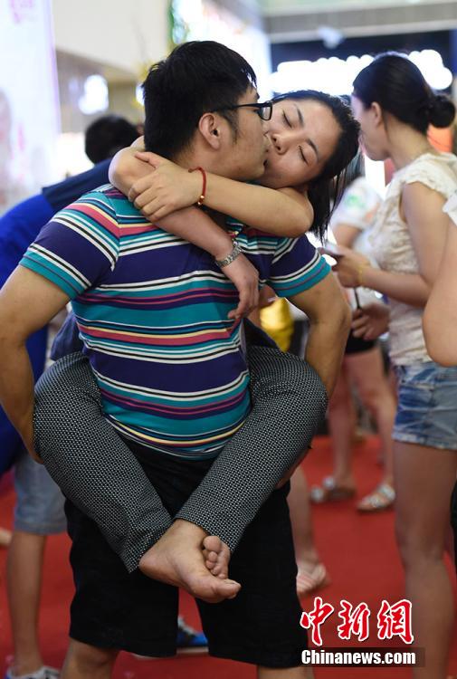 亮瞎！南京舉辦接吻大賽 情侶各顯“高招”