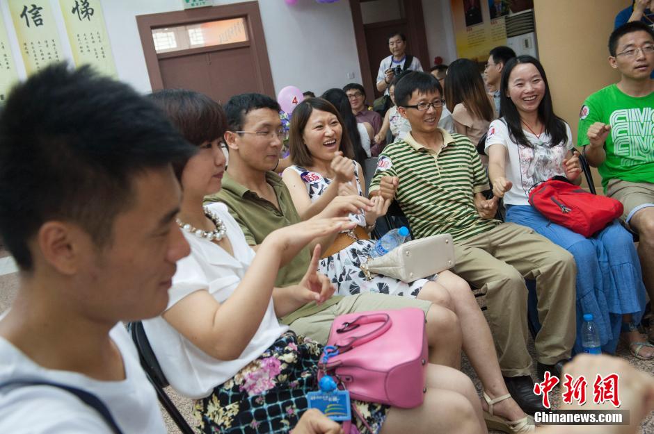 亮瞎！南京舉辦接吻大賽 情侶各顯“高招”