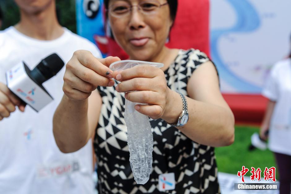 亮瞎！南京舉辦接吻大賽 情侶各顯“高招”