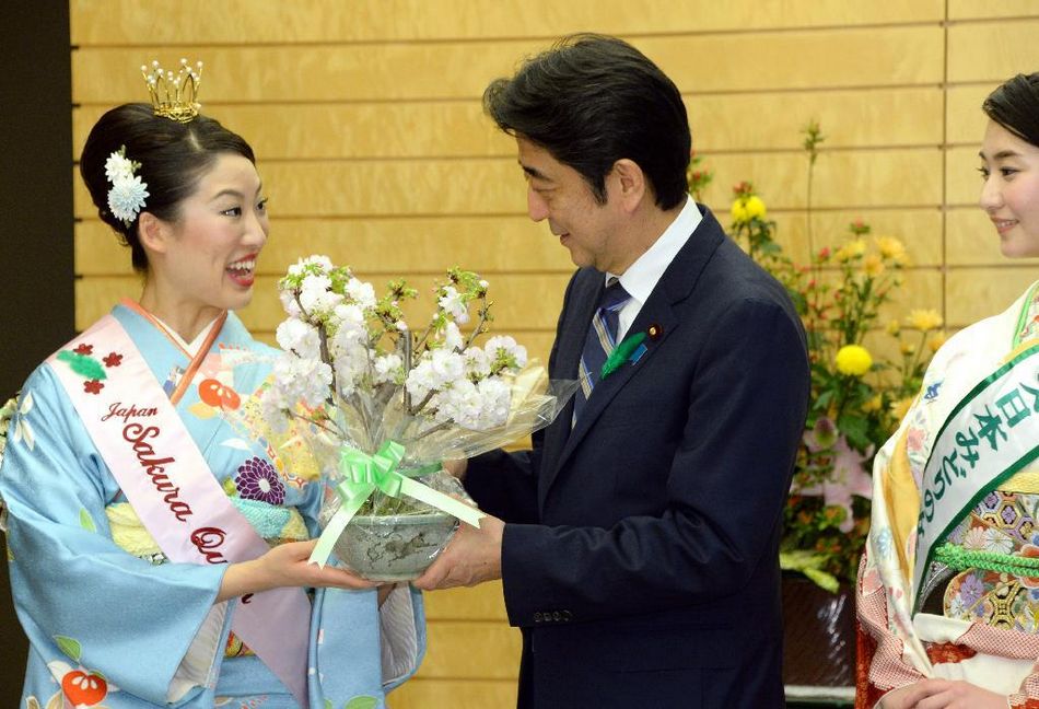 安倍接見(jiàn)日本櫻花女王、綠色女神