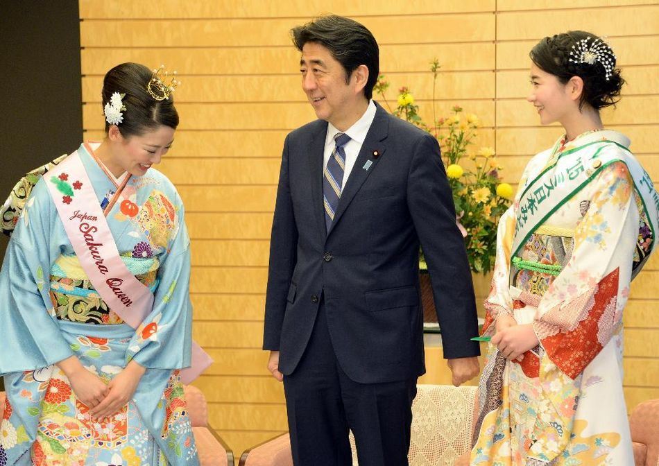 安倍接見(jiàn)日本櫻花女王、綠色女神