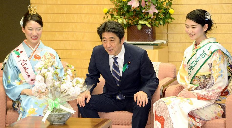 安倍接見(jiàn)日本櫻花女王、綠色女神
