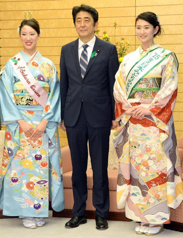 安倍接見(jiàn)日本櫻花女王、綠色女神