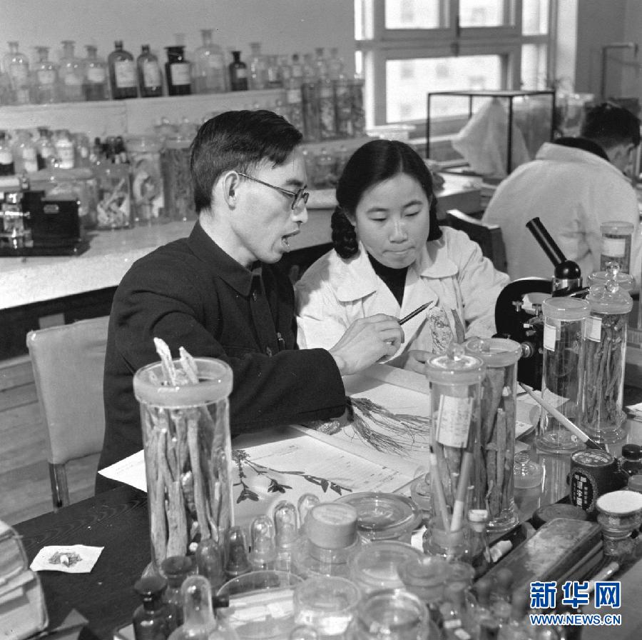 （新華直擊）（3）中國(guó)女科學(xué)家屠呦呦和一名日本科學(xué)家及一名愛爾蘭科學(xué)家分享2015年諾貝爾生理學(xué)或醫(yī)學(xué)獎(jiǎng)
