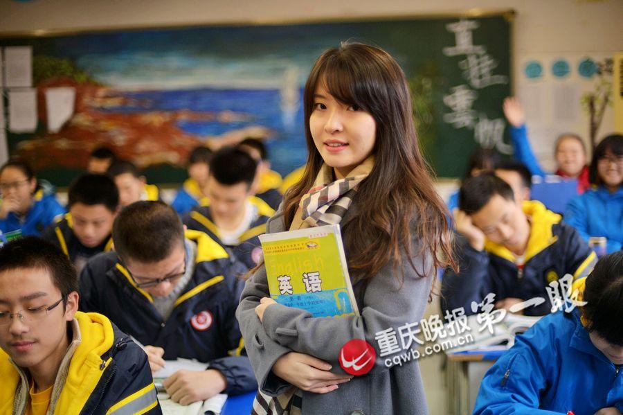 近日，這樣一條微博在網(wǎng)上流傳甚廣：“重慶八中有個最美英語老師，酷似周慧敏，北京林業(yè)大學畢業(yè)，愛自拍，愛唱歌，接地氣。在朋友圈發(fā)照片，秒回點贊者眾多，還有一些同學想對她說，大家都想回八中復讀了！”據(jù)了解，這位老師名叫范家璐，1992年出生，高中曾就讀于重慶八中。