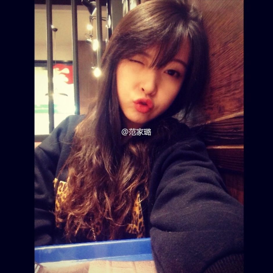近日，這樣一條微博在網(wǎng)上流傳甚廣：“重慶八中有個最美英語老師，酷似周慧敏，北京林業(yè)大學畢業(yè)，愛自拍，愛唱歌，接地氣。在朋友圈發(fā)照片，秒回點贊者眾多，還有一些同學想對她說，大家都想回八中復讀了！”據(jù)了解，這位老師名叫范家璐，1992年出生，高中曾就讀于重慶八中。
