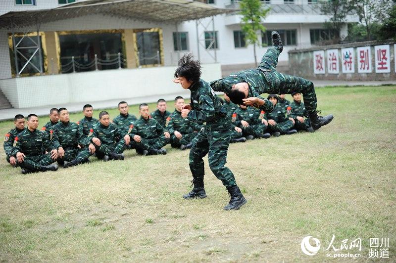 女子特警隊(duì)老兵在進(jìn)行擒敵訓(xùn)練。（圖片由四川武警涼山支提供）