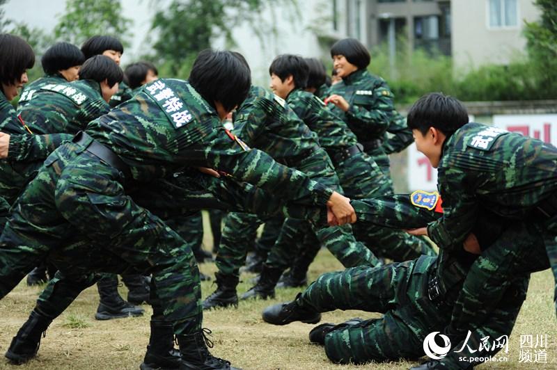 即將退伍的女兵們，訓(xùn)練場(chǎng)上玩的很開心。（圖片由四川武警涼山支提供）