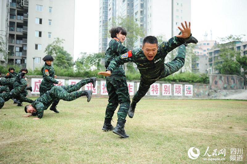 四川總隊(duì)女子特警隊(duì)老兵在進(jìn)行擒敵訓(xùn)練。（圖片由四川武警涼山支提供）