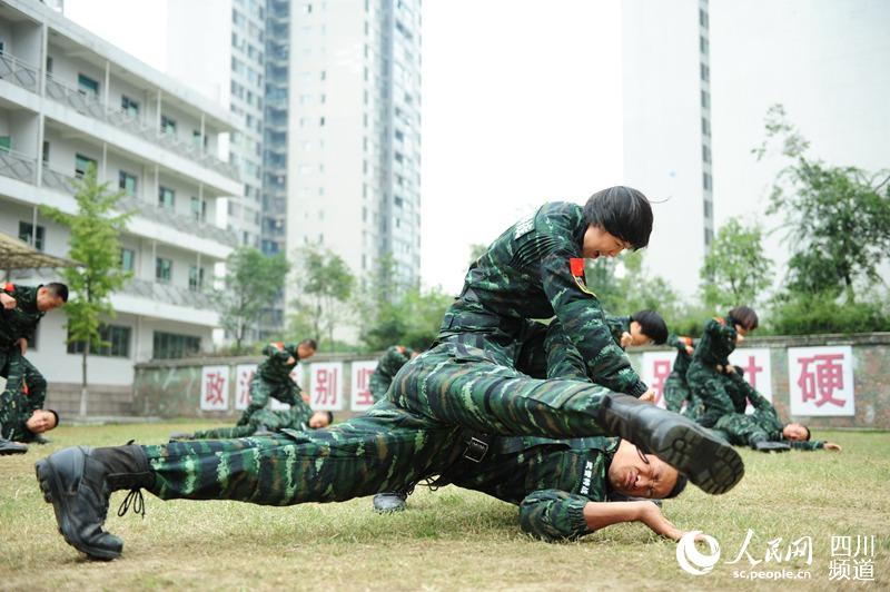 四川總隊(duì)女子特警隊(duì)老兵正在進(jìn)行擒敵訓(xùn)練。（圖片由四川武警涼山支提供）